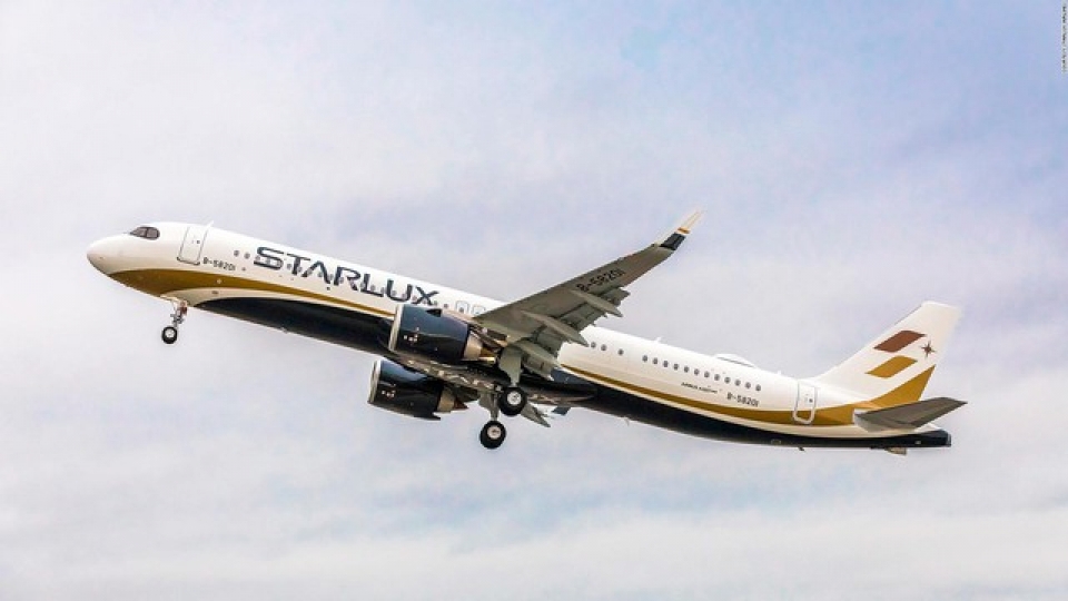 starlux-16736685464571970921302.jpg