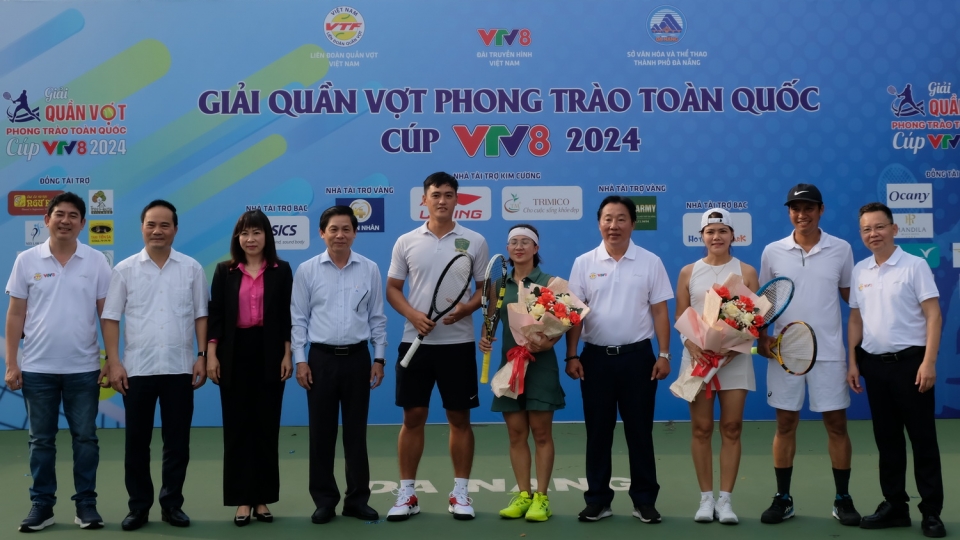 tang_hoa_cho_cac_van_dong_vien_danh_tran_mo_man_giai_quan_vot_phong_trao_toan_quoc_cup_vtv8-2024._.jpg