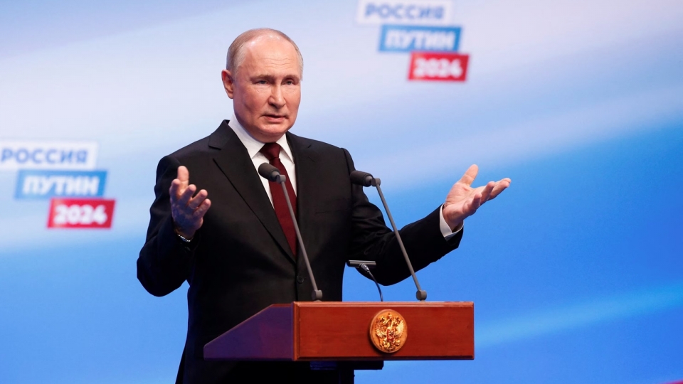 tong thong Nga Putin gio tay phat bieu, bau cu Nga 2024 -reu.jpg