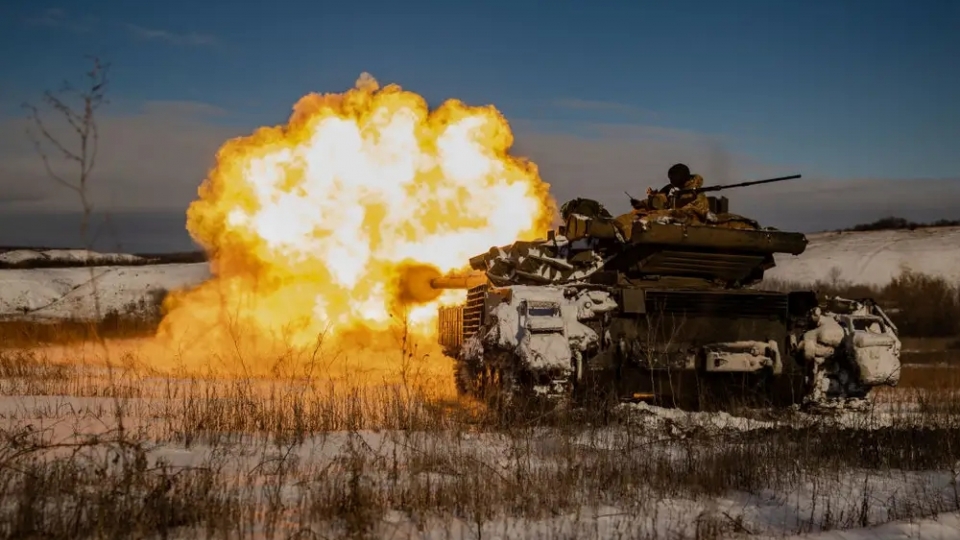 xe tang Ukraine na phao ve vi tri quan Nga, hoa luc Ukraine, phao Ukraine, xung dot voi Nga o Donetsk -Global Images Ukraine.jpg