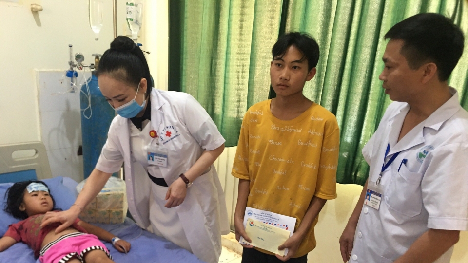 5_4_tang_qua_gia_dinh_benh_nhan_20240405085614.jpg