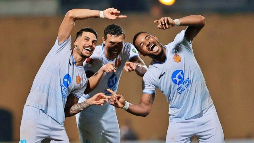 Rafaelson và CĐV Nam Định nhảy múa ăn mừng chiến thắng trước Hà Nội FC.jpg