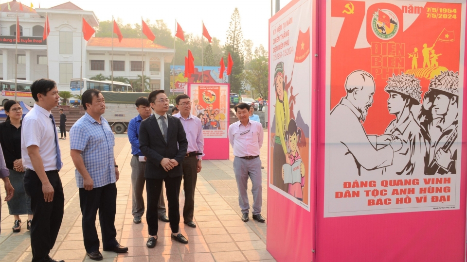 ban_to_chuc_da_trung_bay_70_tac_pham_cua_cac_hoa_sy_chuyen_nghiep_va_khong_chuyen_tren_toan_quoc.jpg