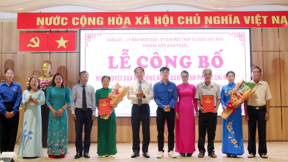 bi_thu_thanh_uy_tphcm_nguyen_van_nen_tang_hoa_cac_truong_khu_pho_va_dai_dien_cac_to_chuc_20240410173834.jpg
