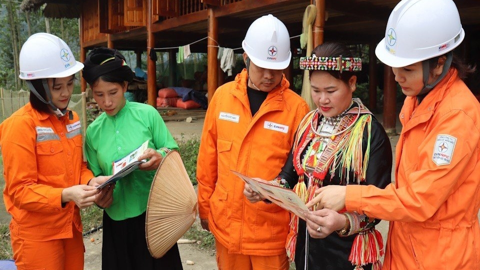 cbnv_pc_yen_bai_huong_dan_khach_hang_su_dung_dien_an_toan_tiet_kiem.jpg