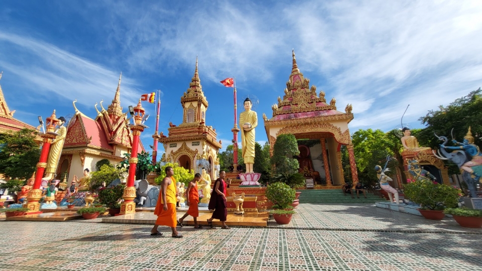 chua_duoc_khoi_cong_xay_dung_tu_nam_1887_boi_mot_doi_vo_chong_kha_gia_trong_vung_cung_hon_30_ho_gia_dinh_khac._thuo_ban_so_chua_xiem_can_co_ten_tieng_khmer_la_komphisako_the_hien_su_uyen_bac_va_sau_x.jpg