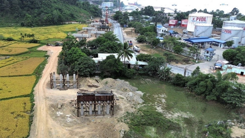 du_an_dang_thi_cong_nhung_vuong_ngoi_nha_o_giua_cong_truong_anh_ubnd_phuong_hoa_hiep_bac_cung_cap.jpg