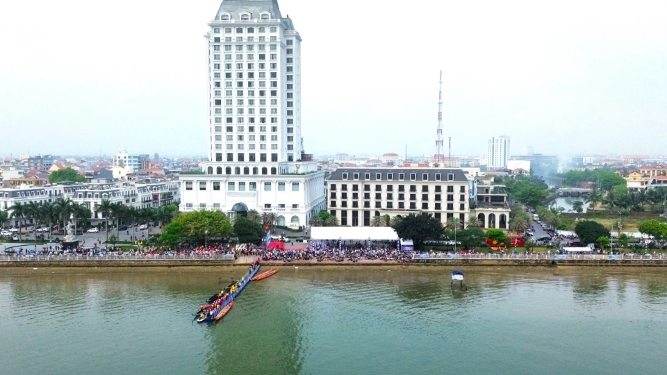 giai_dua_thuyen_truyen_thong_vo_dich_quoc_gia_2024_duoc_to_chuc_tren_song_nhat_le_tinh_quang_binh.jpg