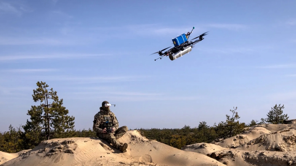 linh Ukraine dieu khien UAV bay, uav gan bom -nytimes.jpg