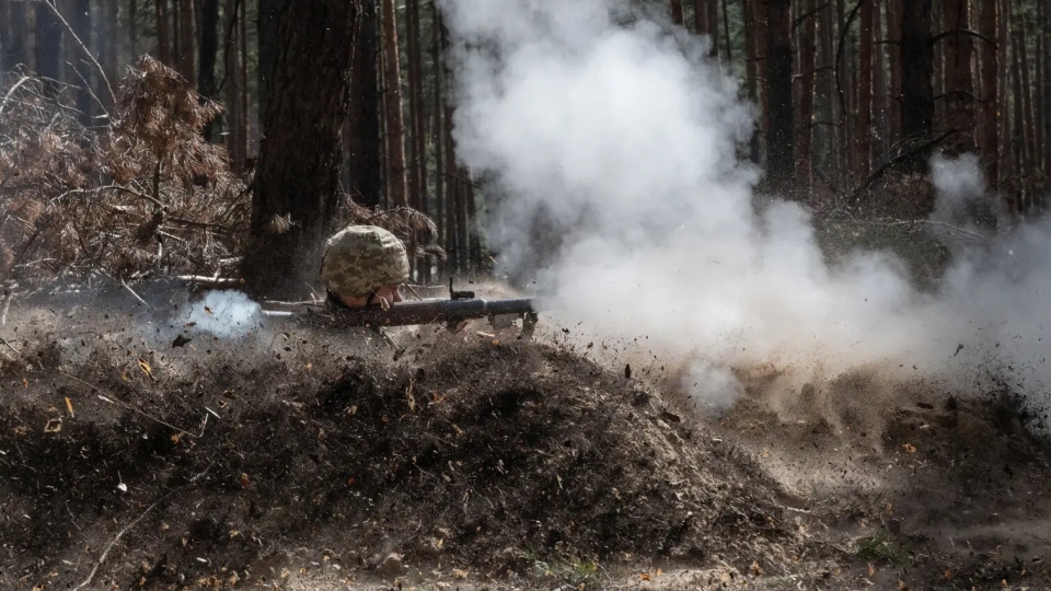 linh Ukraine huan luyen, linh Ukraine ban sung o Donetsk -nytimes.jpg