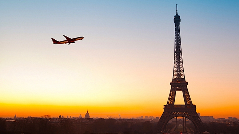 may bay bay qua thu do Phap Paris, thap Eiffel -aparisguide.jpg