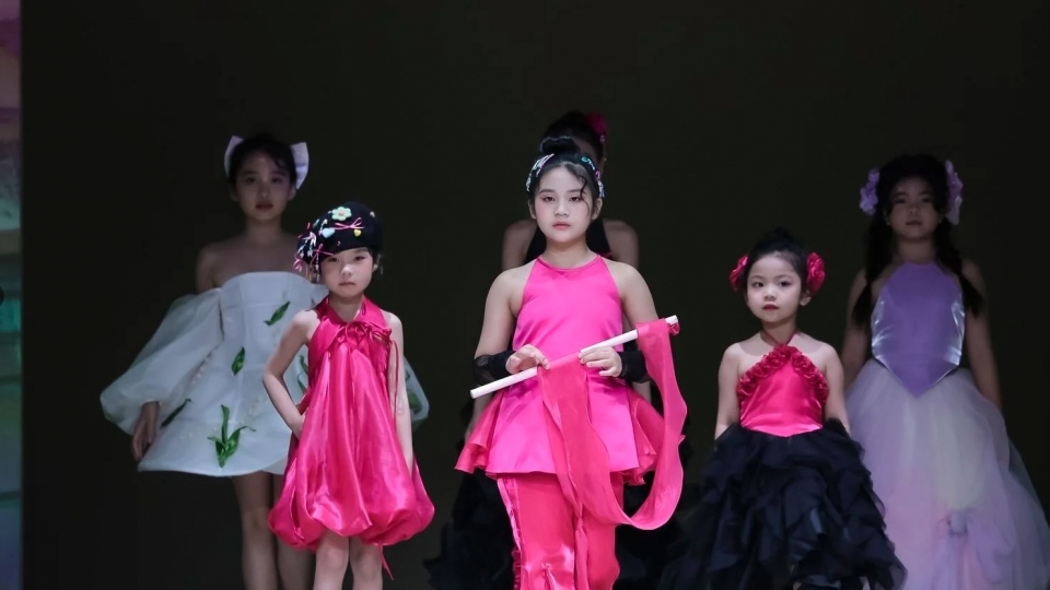 Vietnamese child models impress Shanghai Fashion Week