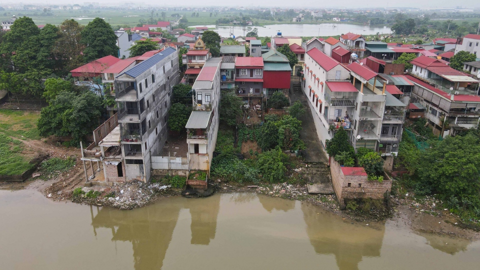 Cận cảnh hàng loạt nhà cao tầng mọc trái phép bên sông Cầu, Bắc Ninh