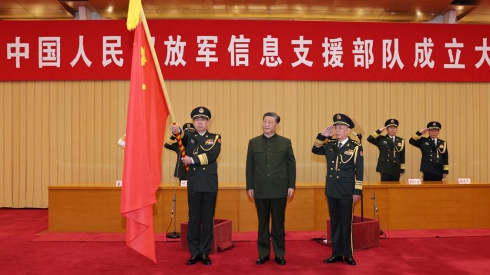 quan doi Trung Quoc lap luc luong ho tro thong tin, Tap Can Binh trao co -tan hoa xa.jpeg