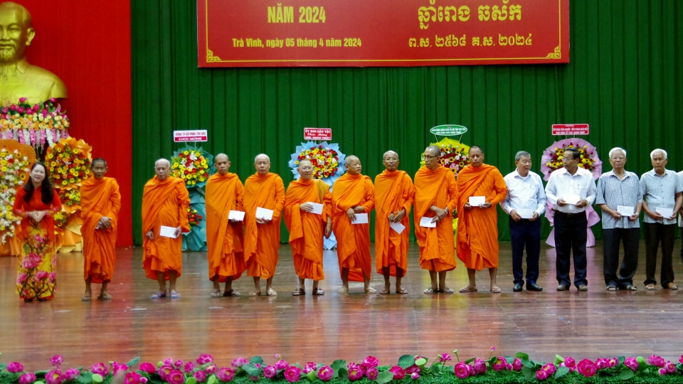 trao_qua_cho_nguoi_co_uy_tin_trong_dong_bao_dtts_nhan_dip_tet_chol_chnam_thmay-min.jpg