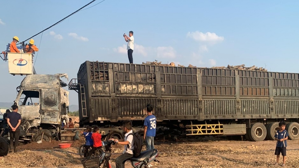 vu_chay_khien_phan_dau_xe_tai_bi_thieu_rui_thiet_hai_uoc_tinh_ban_dau_hang_tram_trieu_dong._.jpg