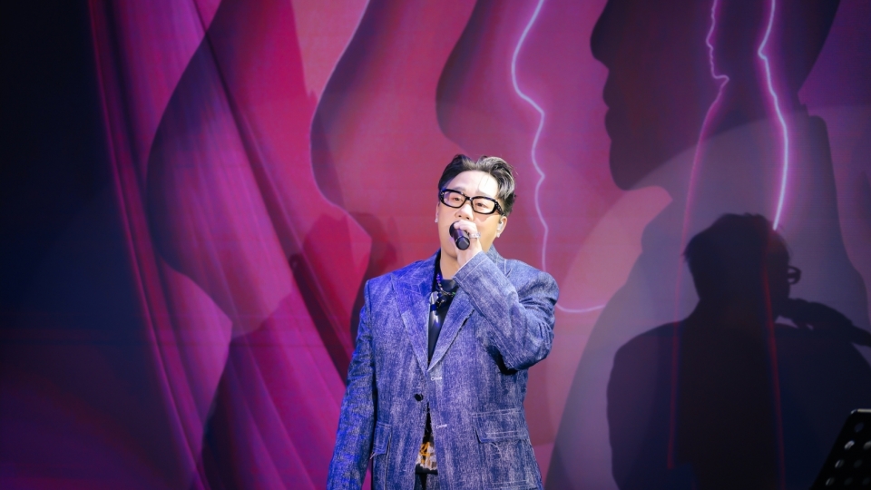 Trung Quân “đọ giọng” diva Mỹ Linh, Hồ Quỳnh Hương trong Live Concert 1689