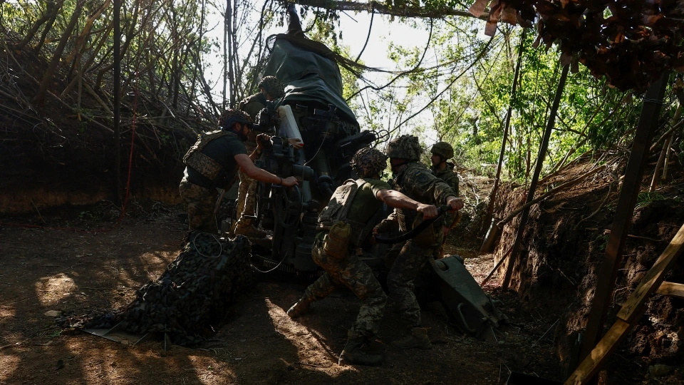 2024-05-01T155657Z_1269246328_RC2HH7AN73IX_RTRMADP_3_UKRAINE-CRISIS-EAST-ARTILLERY.JPG