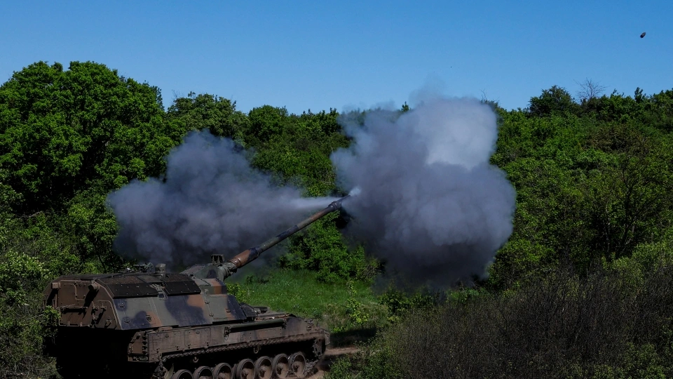 2024-05-04T191952Z_932338775_RC2MJ7AU4UTC_RTRMADP_3_UKRAINE-CRISIS-EAST-ARTILLERY.JPG