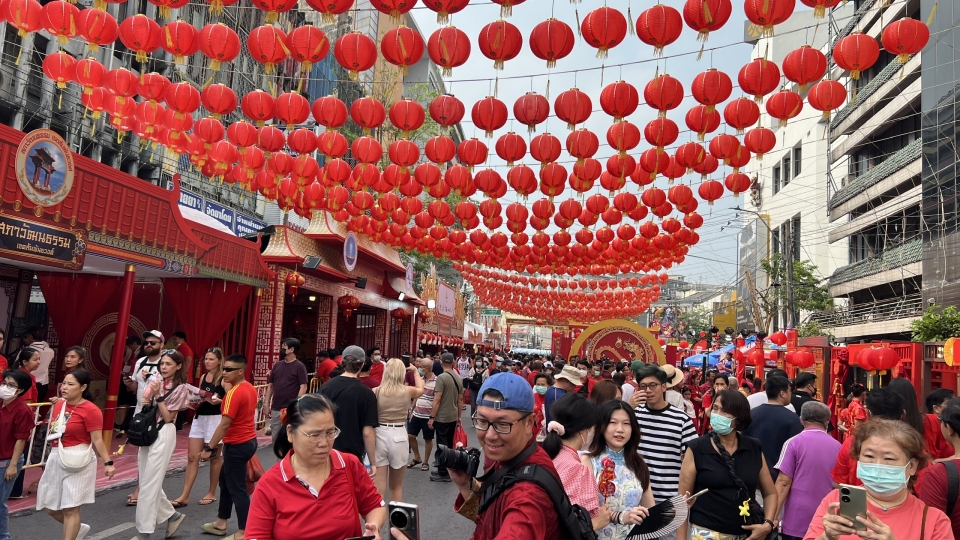 Du khách thăm quan khu China Town ở thủ đô Bangkok, Thái Lan dịp Tết nguyên đán Giáp thìn 2024.jpg