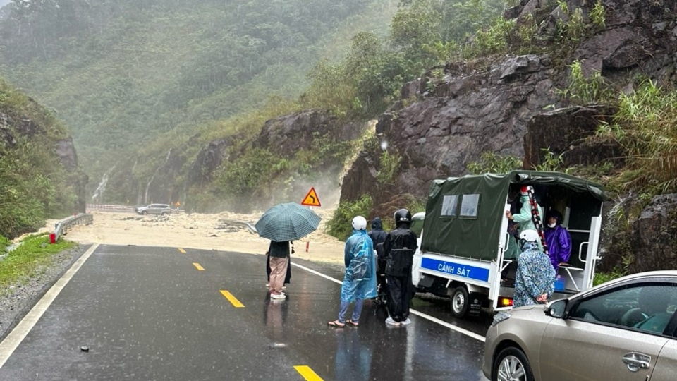 Quốc lộ 27C nối thành phố Nha Trang- thành phố Đà Lạt thường bị sạt lở, ách tắc vào mùa mưa.jpg