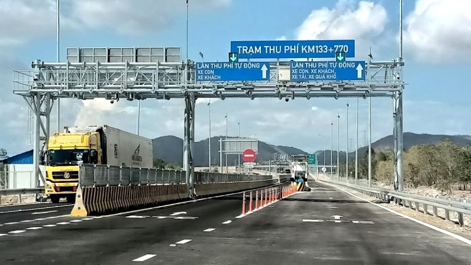Trạm thu phí trên tuyến chính (Km133+770). (Ảnh_ Đoàn Sĩ).jpg