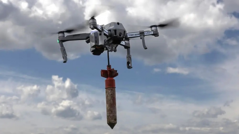 UAV Ukraine, UAV truc thang gan bom -Paula Bronstein.jpg