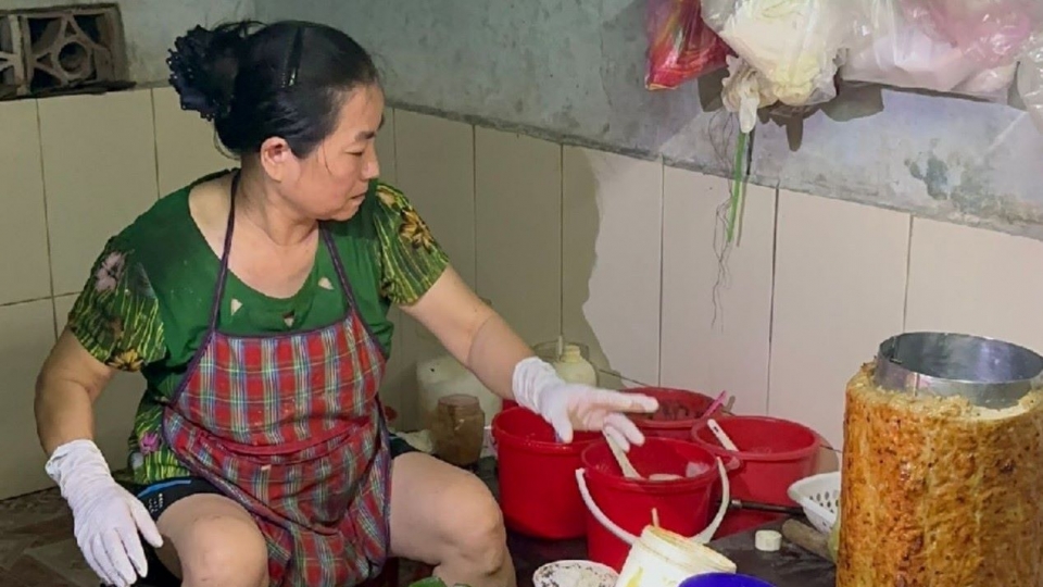 ba_nguyen_thi_hue_san_xuat_buon_ban_cha_chua_han_the_bi_co_quan_chuc_nang_xu_phat_45_trieu_dong.jpg