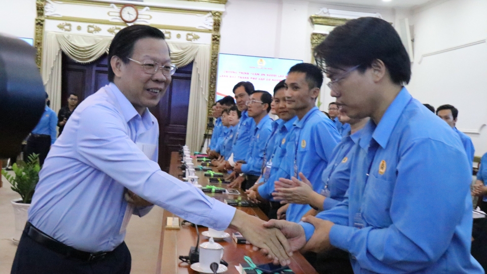 chu_tich_ubnd_tp.hcm_phan_van_mai_hoi_tham_cac_dai_dien_cong_nhan_trong_chuong_trinh_cam_on_nguoi_lao_dong_anh_kim_dung.jpg