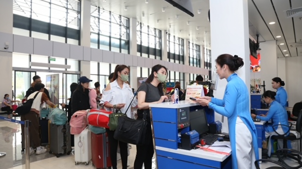 du_khach_lam_thu_tuc_thuan_tien_nhanh_chong_tai_cang_hang_khong_dien_bien.jpg