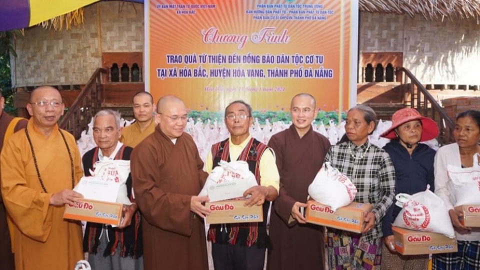 giao_hoi_phat_giao_viet_nam_thanh_pho_da_nang_trao_qua_tu_thien_tang_dong_bao_co_tu_o_xa_hoa_bac_huyen_hoa_vang_thanh_pho_da_nang.jpg