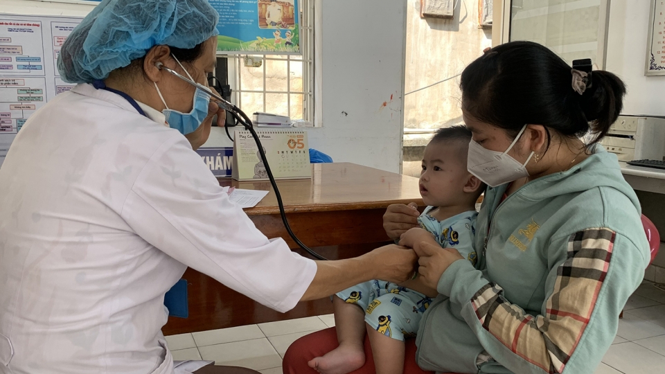 hay_dua_tre_9_thang_va_18_thang_tiem_vaccine_soi_anh_minh_hoa_kim_dung._.jpg