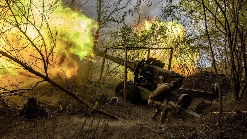 hoa luc Ukraine, phao binh Ukraine na phao Ukraine ve phia Nga, thi tran Volchansk, Kharkov, chien truong Ukraine -nytimes.jpg