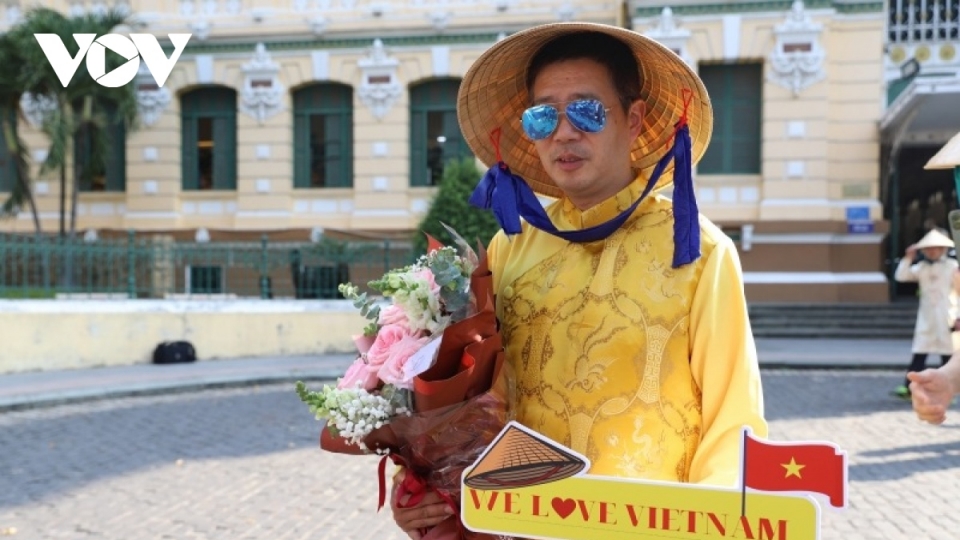 khach-trung-quoc-du-lich-tphcm-2.jpg