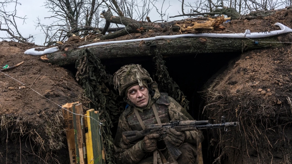 linh Ukraine cam sung AK huan luyen trong chien hao Ukraine, boong-ke Ukraine -nytimes.jpg