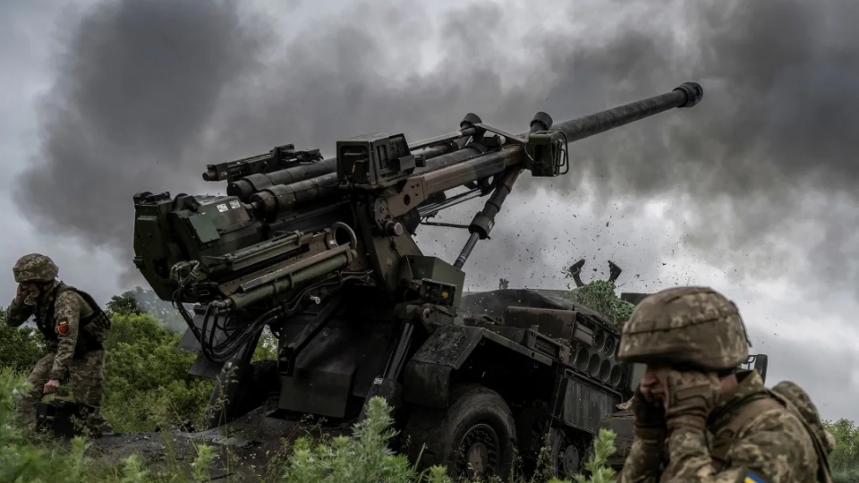 linh Ukraine na phao ve phia quan Nga, hoa luc Ukraine, luu phao Caesar, tinh Donetsk -reu.jpg