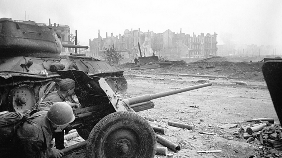 phao binh Hong quan, phao Lien Xo danh chiem tru so quoc hoi Duc 1945 -sputnik.jpg