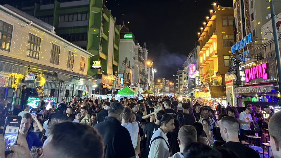 rat_dong_du_khach_tham_quan_pho_khao_san_vao_dip_cuoi_tuan_anh_vov_bangkok.jpg