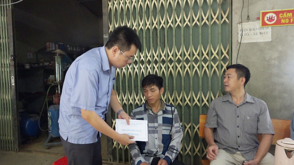 tham_hoi_gia_dinh_co_tre_bi_duoi_nuoc.jpg