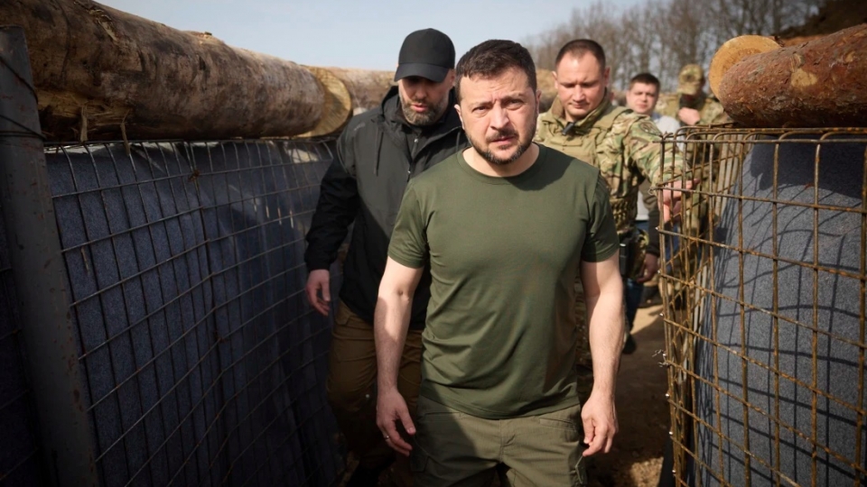 tong thong Ukraine Zelensky trong cong su -financial review.jpg