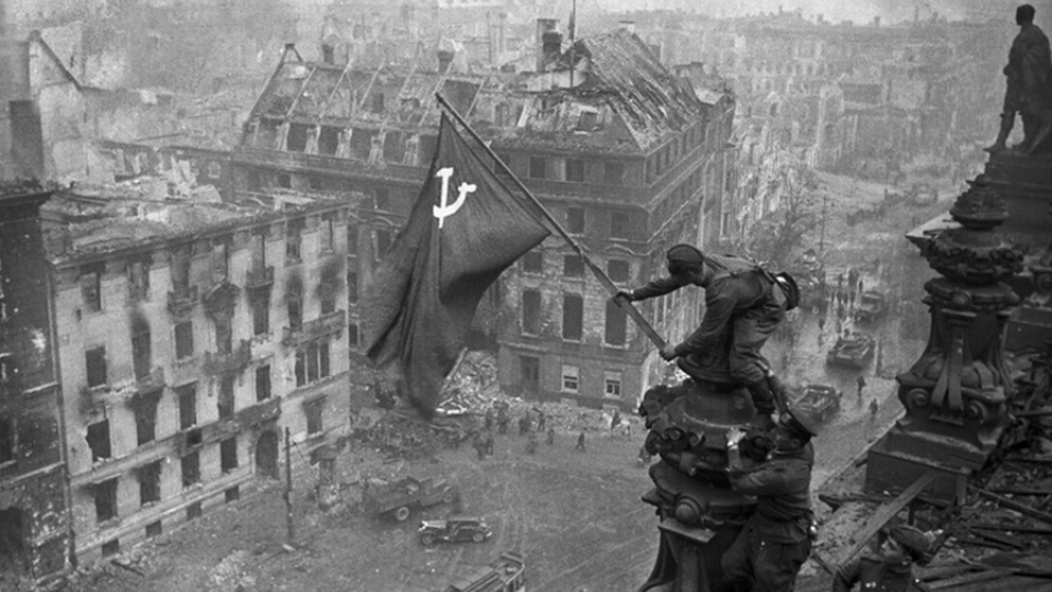 treo co Hong quan, quan ky Lien Xo len tru so quoc hoi Duc 1945 -sputnik.jpg
