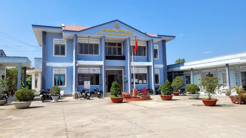 tru_so_dang_uy-_ubnd_xa_my_tinh_an-_noi_ong_nguyen_ba_duong_cong_tac.jpg