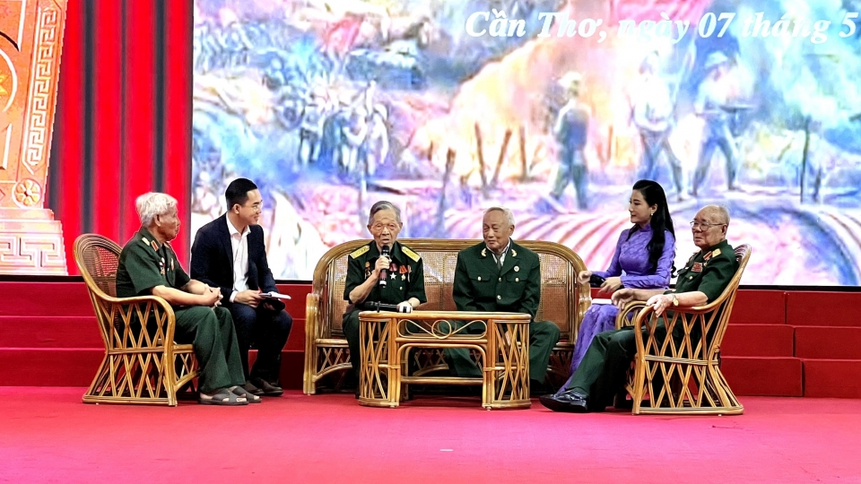 vov_-_cac_anh_hung_llvtnd_cac_vi_tuong_linh_da_ke_lai_nhung_ky_tich_ve_vang_trong_cong_cuoc_dau_tranh_chong_giac_ngoai_xam_lam_nen_nhung_cot_moc_vang_trong_lich_su_dan_toc_trong_do_co_chien_than.jpg