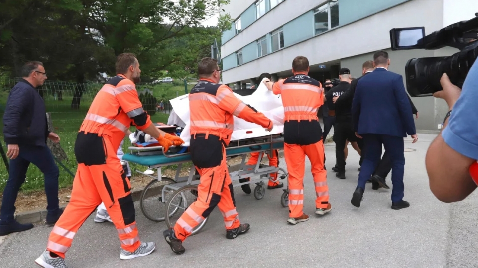 xe cang cho thu tuong Slovakia Fico sau khi ong bi ban, am sat thu tuong Slovakia -ap.jpg