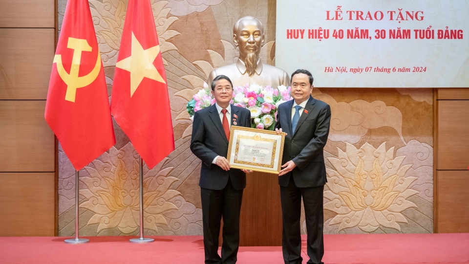 7-6_ctqh_tang_huy_hieu_dang_cho_pho_chu_tich_quoc_hoi.jpg