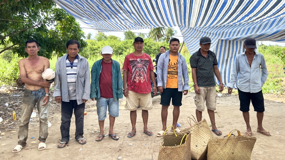 Các đối tượng đá gà ăn tiền bị Công an bắt quả tang- Ảnh Trọng Nguyễn.jpg