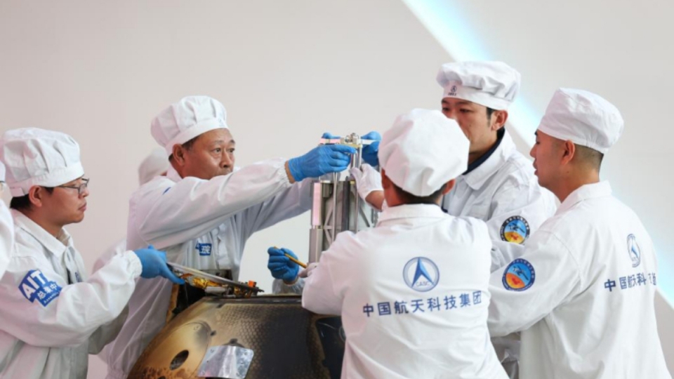 Các nhà khoa học lấy mẫu vật của vùng tối Mặt Trăng từ thiết bị quay trở về của sứ mệnh Hằng Nga-6. Ảnh_ Tân Hoa xã.jpeg