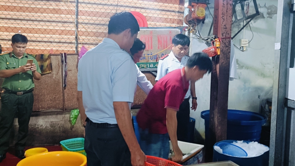 Cơ sở đang cho công nhân thực hiện hành vi bơm tạp chất vào tôm bị ngành chức năng bắt quả tang. (1).jpg