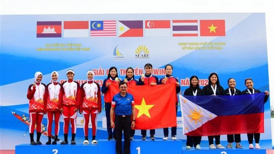 Vietnamese athletes win gold medal in the U19 Women's Coxed Four.jpg