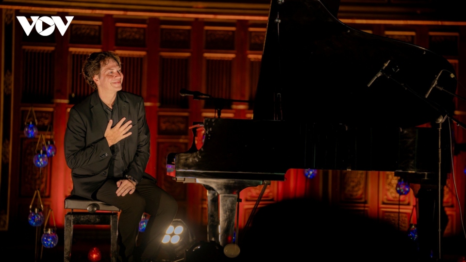 Award-winning composer, pianist Steve Barakatt puts on impressive performance in Hue